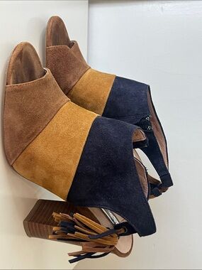 Halogen Tri-Color Suede Block Heel Sandals - W/ Tassels in Navy/Camel/Tan -sz8m